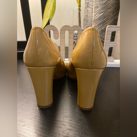 KATE SPADE ROUND-TOE PATENT LEATHER PUMPS - Picture 2 of 4